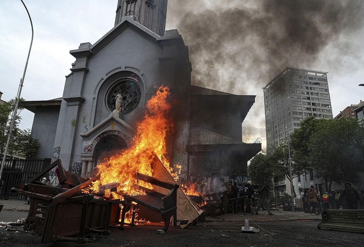 Mielenosoittajat polttavat La Asuncionin kirkosta vietyä irtaimistoa.
