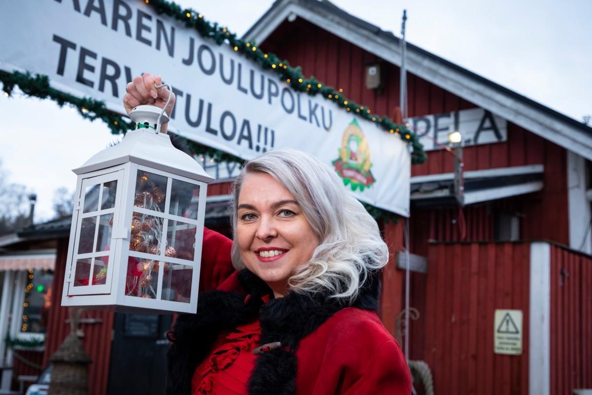Kahvila Kampelan yrittäjä Riina Dursun on Vuosaaren joulupolun ”päätonttu”.