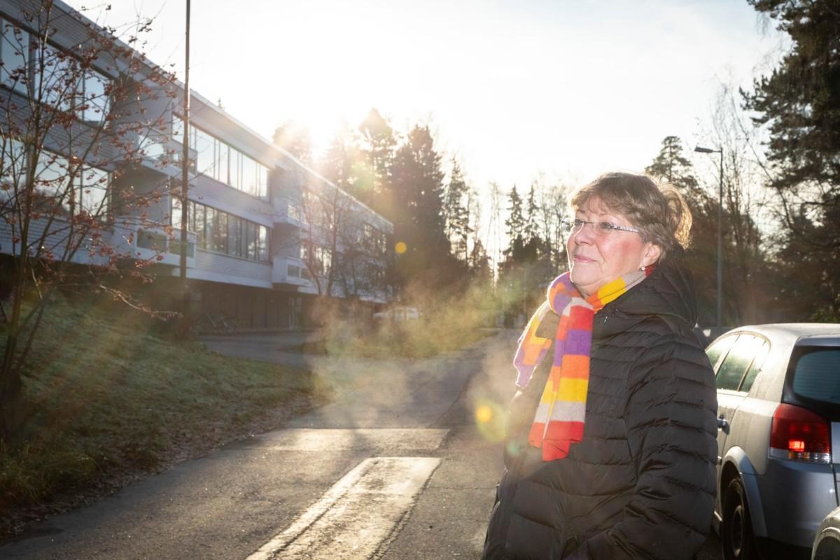 Anner Mekker asuu Lehtisaaressa Tykistökapteenintiellä. Hän pitää Vantaan seurakuntien uusia maanvuokria kohtuuttomina.