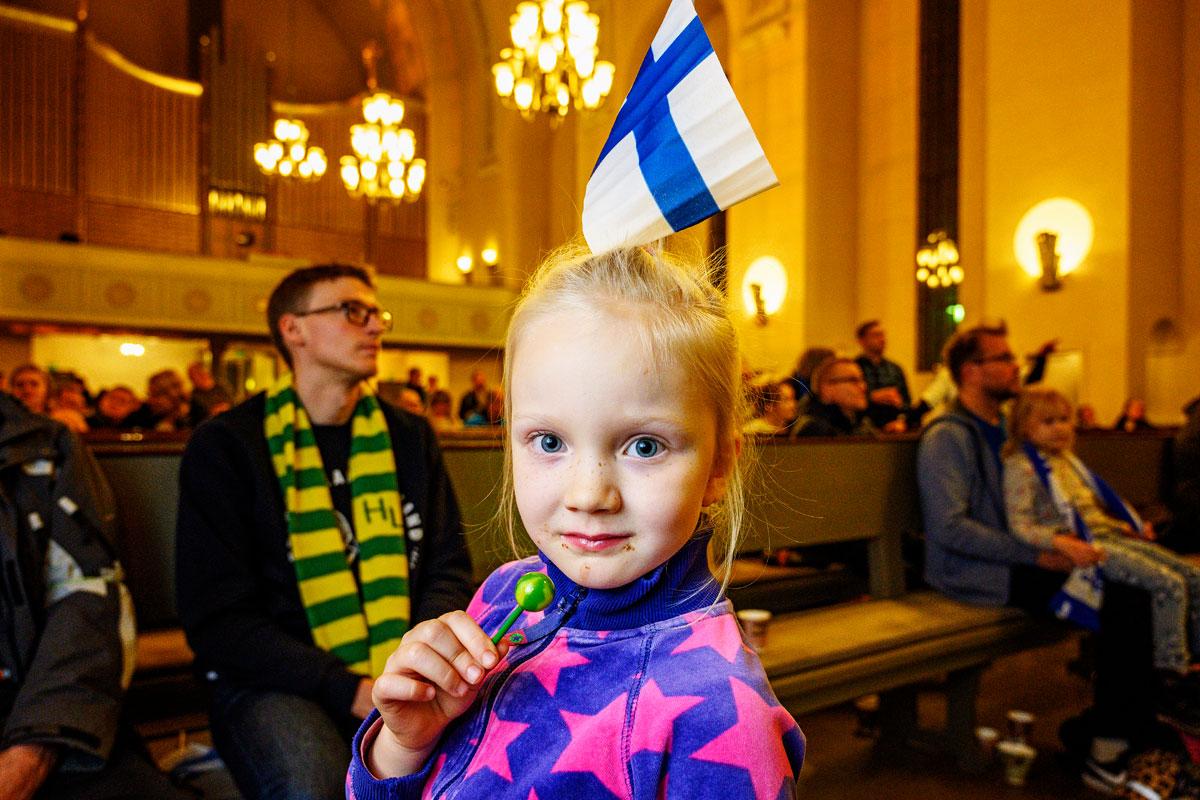 Nella Koskela oli kiinnittänyt lipun lettiinsä.