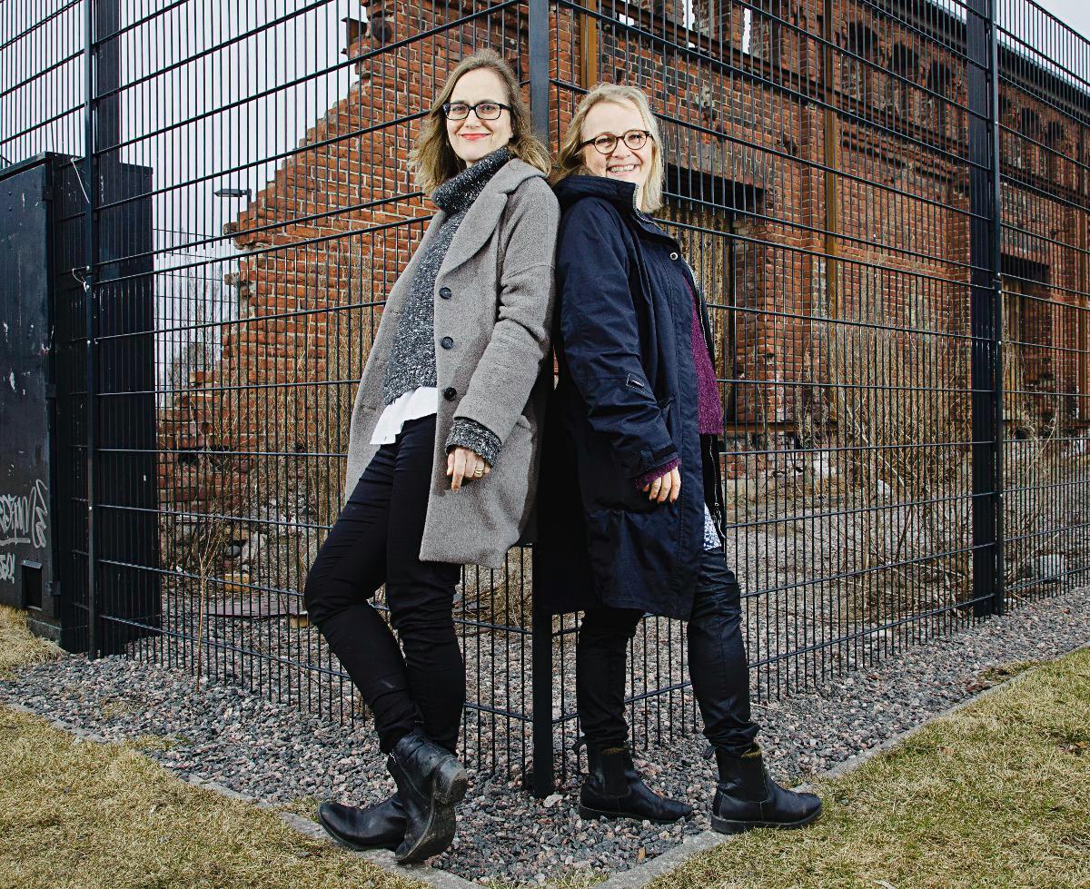 Kirsi Porkka (vas.) ja Marina Meinander ovat sitä mieltä, että syvyys ei saa tuoda taiteeseen raskautta. Kuva: Sirpa Päivinen