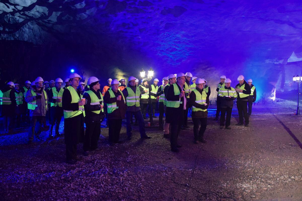 Musiikkia ja värivaloja. Jätevedenpuhdistamon työmaa voi olla tunnelmallinenkin. Kuva: HSY