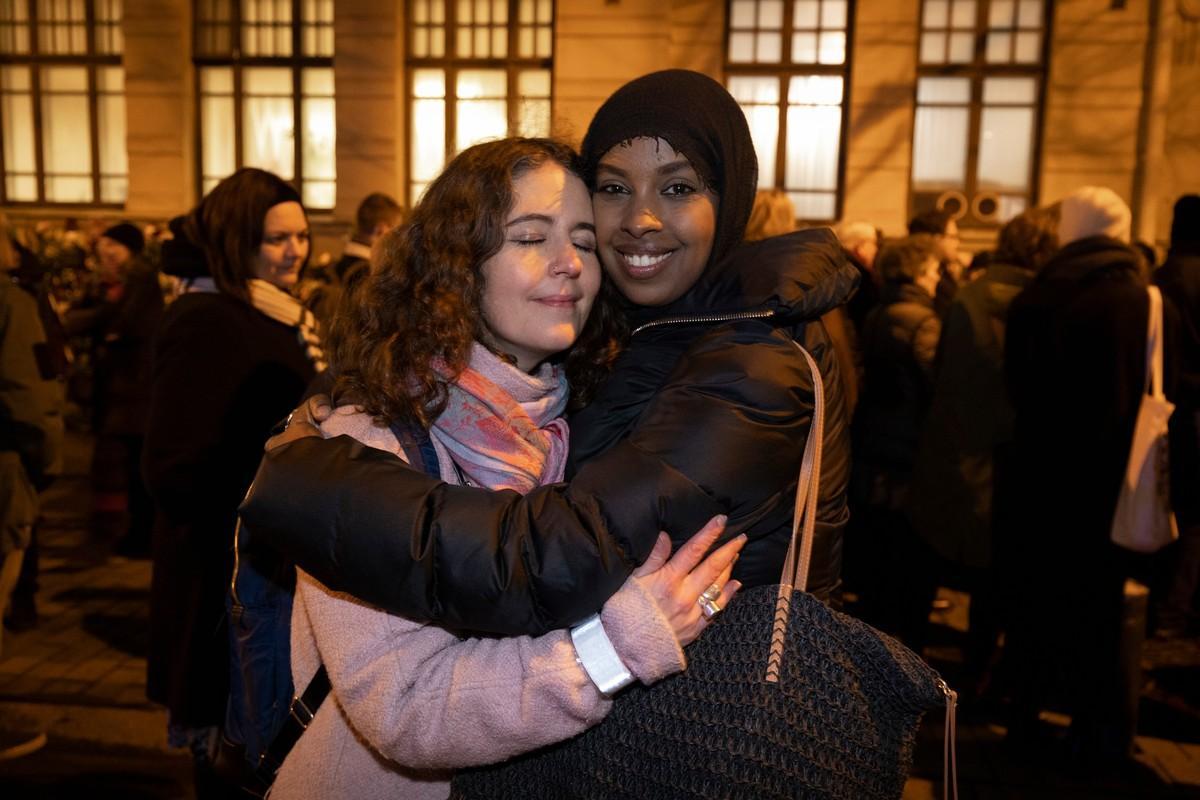 Habiba Ali (oikealla) tuli paikalle osoittaakseen solidaarisuutta siskoilleen ja veljilleen. Vasemmalla Miriam Attias.