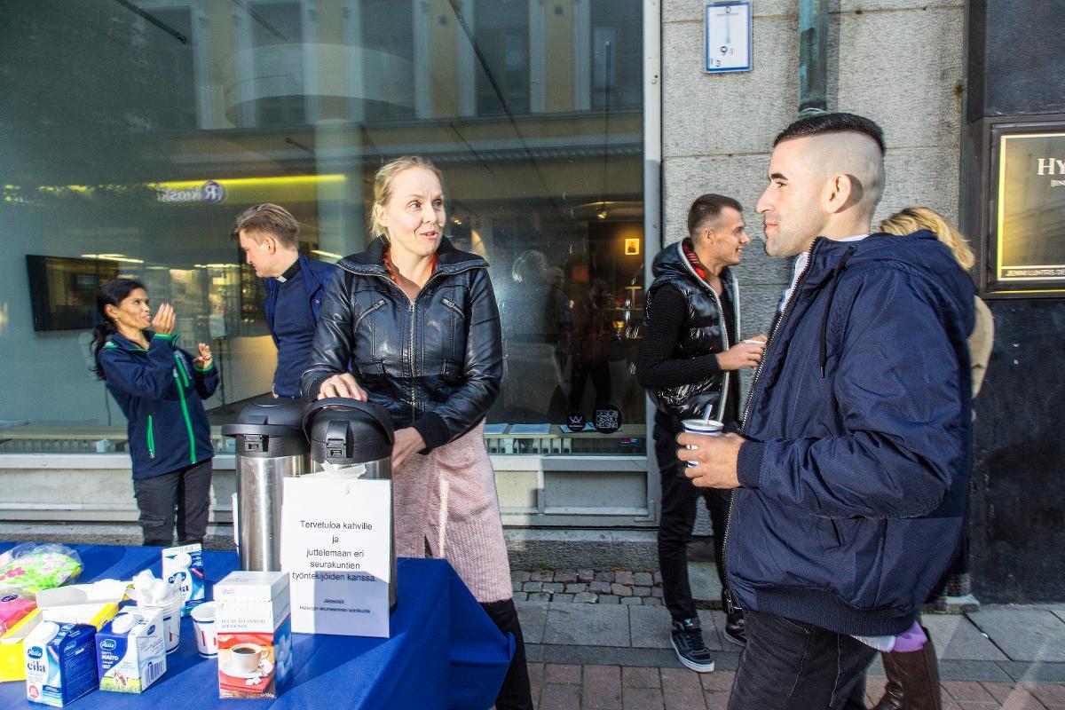 Tuomiokirkkoseurakunnan kansainvälisen työn sihteeri Natasha Vaalgamaa tapaa eri kulttuureista tulevia Isolla Roobertinkadulla. Tapahtuman järjesti Helsingin ekumeeninen toimikunta, johon kuuluu eri kirkkoja ja kristillisiä yhteisöjä. Vaalgamaalla on Helsingin seurakunnissa kolme kollegaa. Kuva: Esko Jämsä