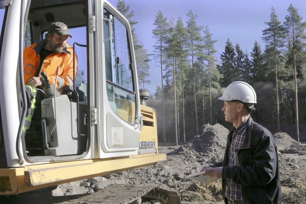 Ylipuutarhuri Pekka Leskinen vetää useita eri projekteja yhtä aikaa. Yksi niistä on hautausmaan itäosaan valmistuva alue mullankäsittelylle.