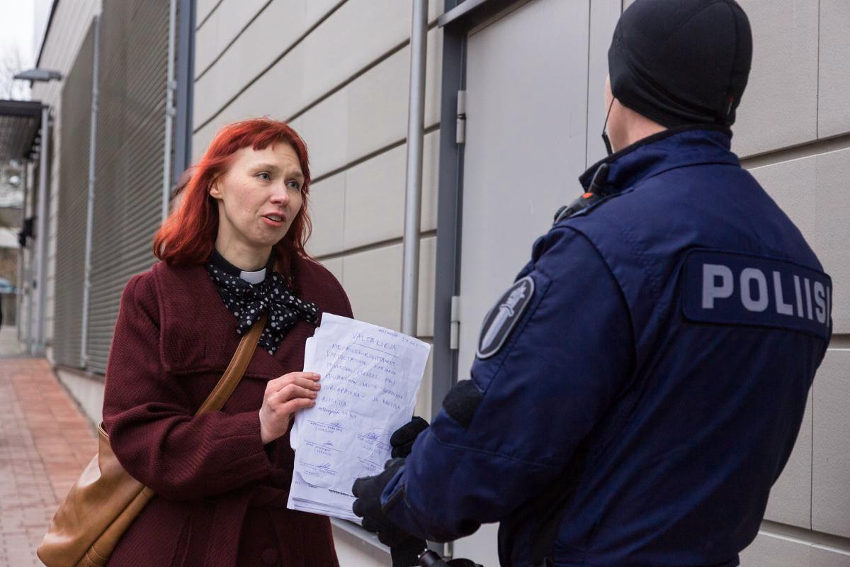Pastori Marjaana Toiviainen pyysi poliiseilta tapaamista afgaaniperheen kanssa Pasilan poliisiaseman edustalla 3. huhtikuuta. Toiviainen on perheen virallinen avustaja.
