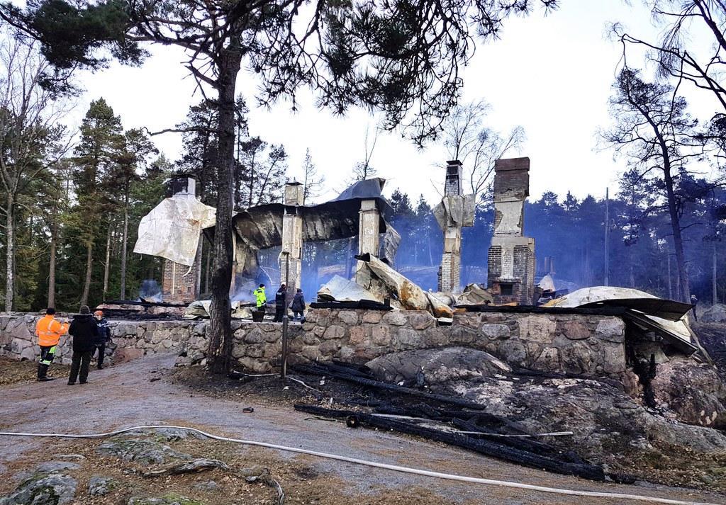 Kulttuurihistoriallisesti arvokas päärakennus tuhoutui palossa täysin. Kuva: Kai Heinonen.