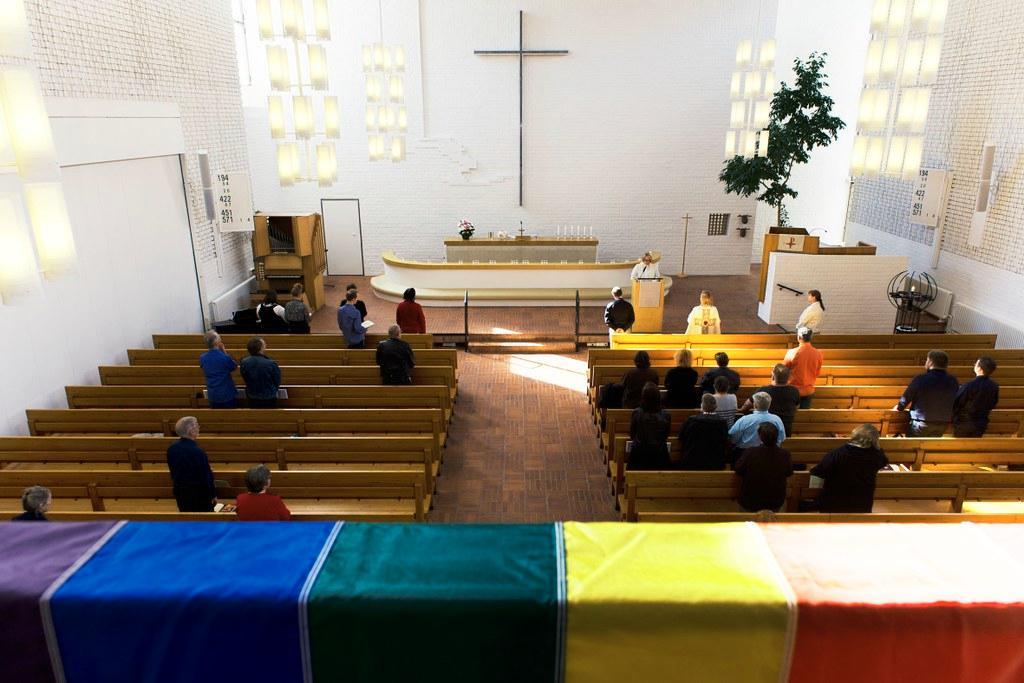 Ketkä ovat vieneet kirkkolaivaa tunnustamaan sukupuoli- ja seksuaalivähemmistöjen täysivaltaiset oikeudet kirkossa? Kuva: Pekko Vasantola
