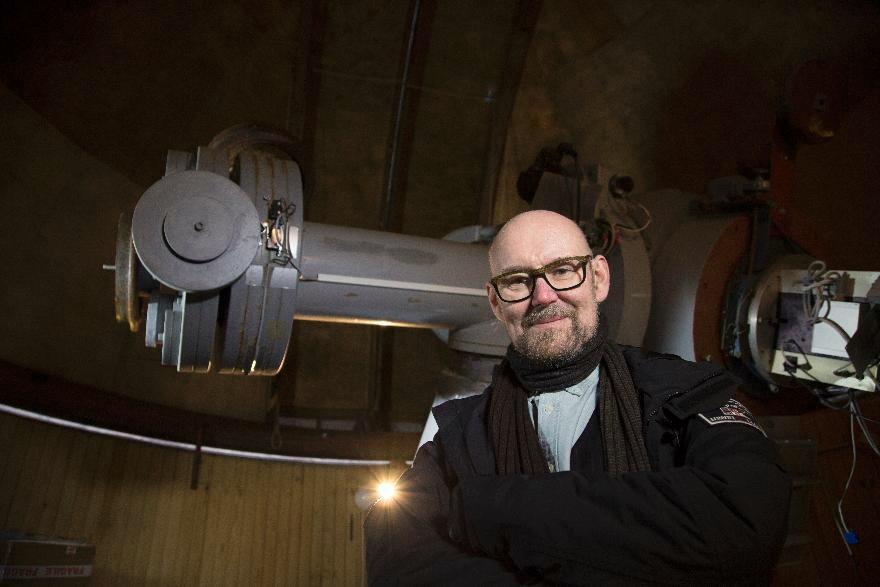 Tähtitieteen emeritusprofessori Esko Valtaoja Tuorlan observatorion tähtitornissa. Kuva: Katri Saarela