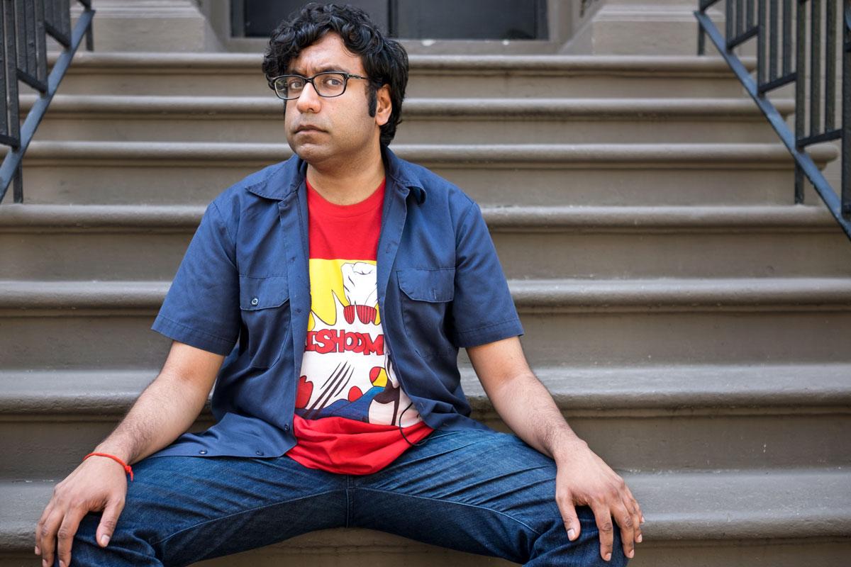 Koomikko Hari Kondabolu käsittelee dokumentissaan sitä, miten stereotyyppisesti populaarikulttuurissa saatetaan käsitellä etnisiä vähemmistöjä. David Scott Holloway/Yle Kuvapalvelu