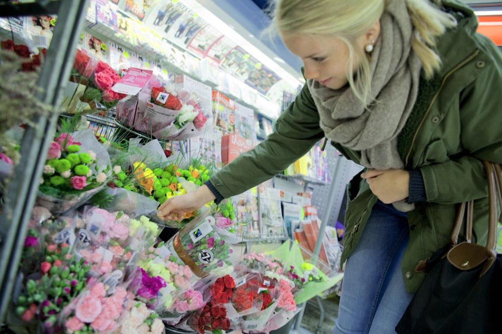 Yhteistyö isojen markettiketjujen kanssa on tehnyt Reilun kaupan kukasta menestystuotteen. Reilun kaupan sertifikaatti kertoo, että kukkien tuotannossa ei poljeta ihmisoikeuksia tai unohdeta ympäristöarvoja. Kuva: Reilu kauppa/ Mirva Helenius