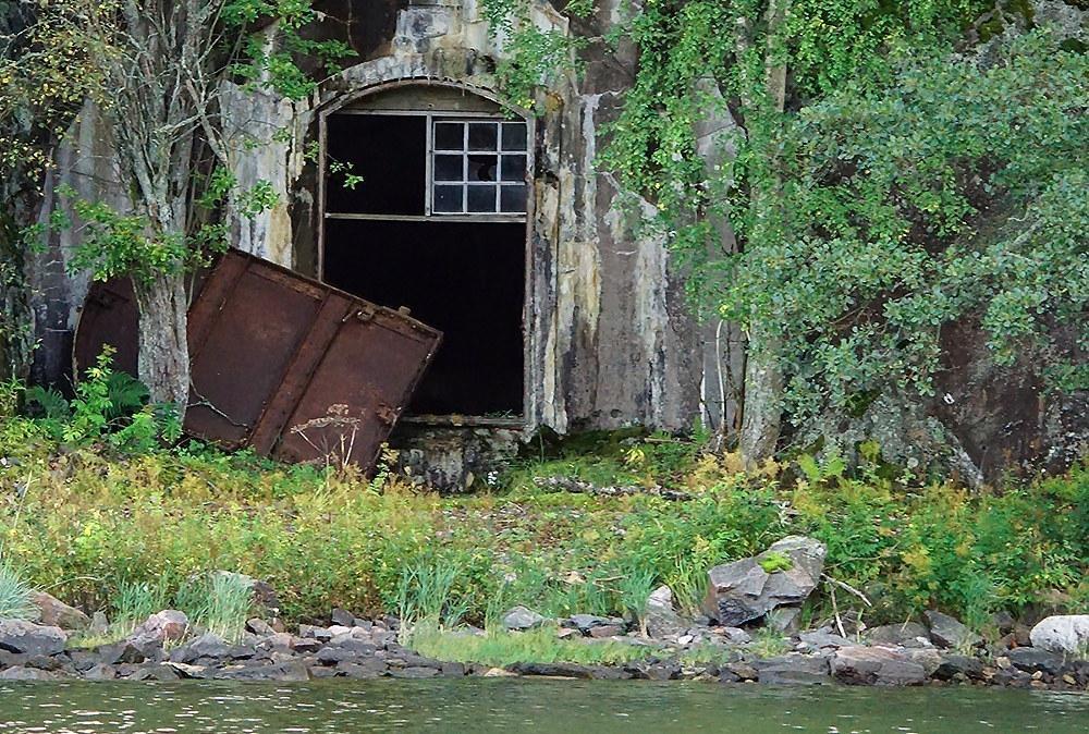 Kallioon louhittu Venäjän vallan aikainen miehistön majoituskasarmi. Kuva: Maija Tuurnala