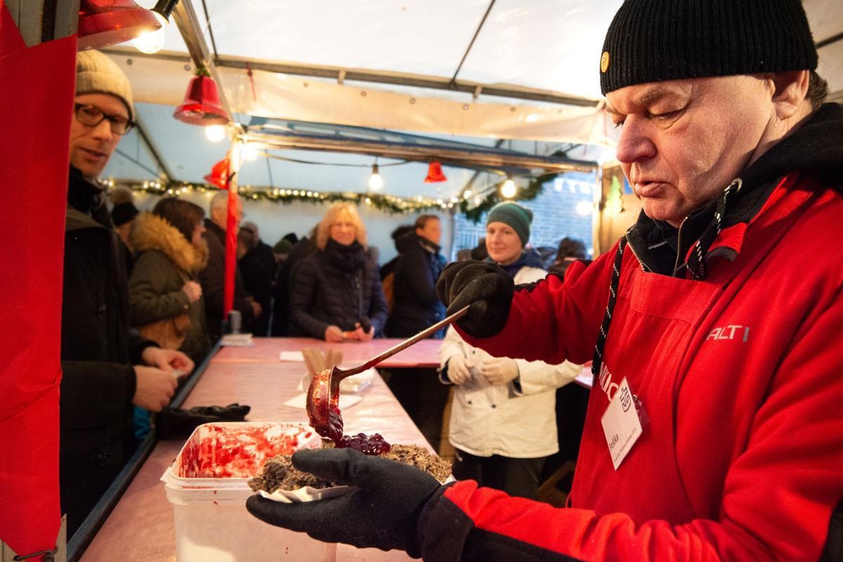 Diakoni Pekka Tähtinen jakaa poronkäristystä. Paavalin seurakunnan diakoni ja suntiot olivat mukana oppimassa, miten kirkon toimintaa rakennetaan vapaaehtoisten kanssa.