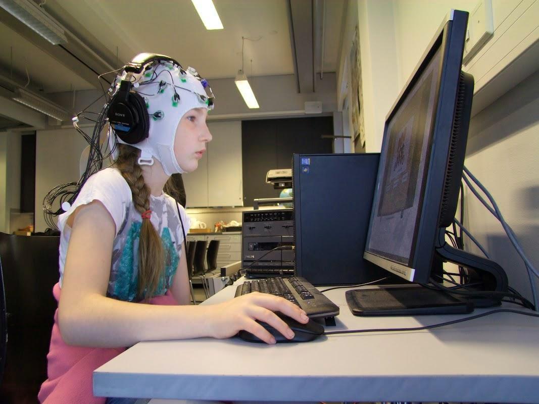 Mari Tervaniemen meneillään olevassa tutkimuksessa selvitetään koululaisten äänierotteluun liittyviä aivotoimintoja EEG:n avulla. Kuva: Katri Saarikivi
