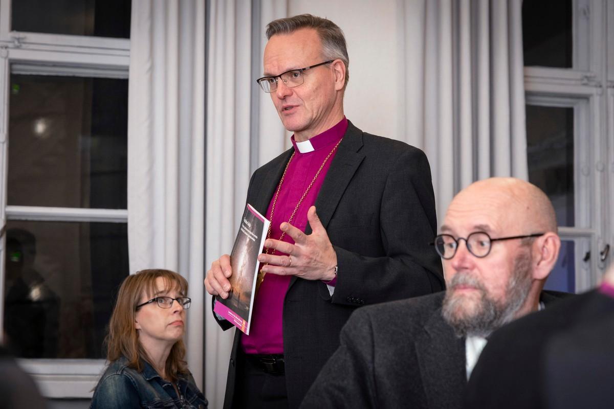 Arkkipiispa Tapio Luoma (keskellä) toivoo, että tieteiden ja uskontojen edustajat kunnioittaisivat toistensa logiikaa. Esko Valtaoja (etualalla) haluaisi, että piispojen puheenvuoro käännettäisiin englanniksi.