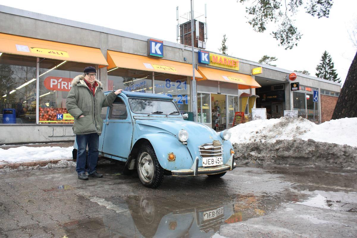 Erkki Tolvanen kävi talviautolla kaupassa. Kuva: Anu Heikkinen