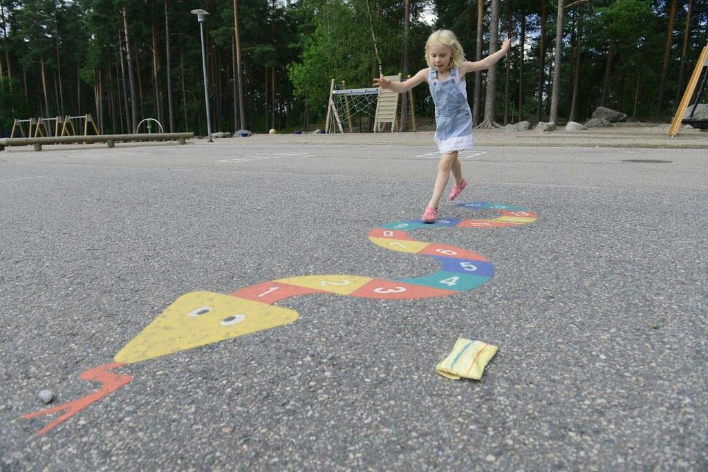 Loikka ensimmäiselle luokalle. 6-vuotias Iida Särkkä näytti koulutiensä Kantokasken ala-asteelle. 