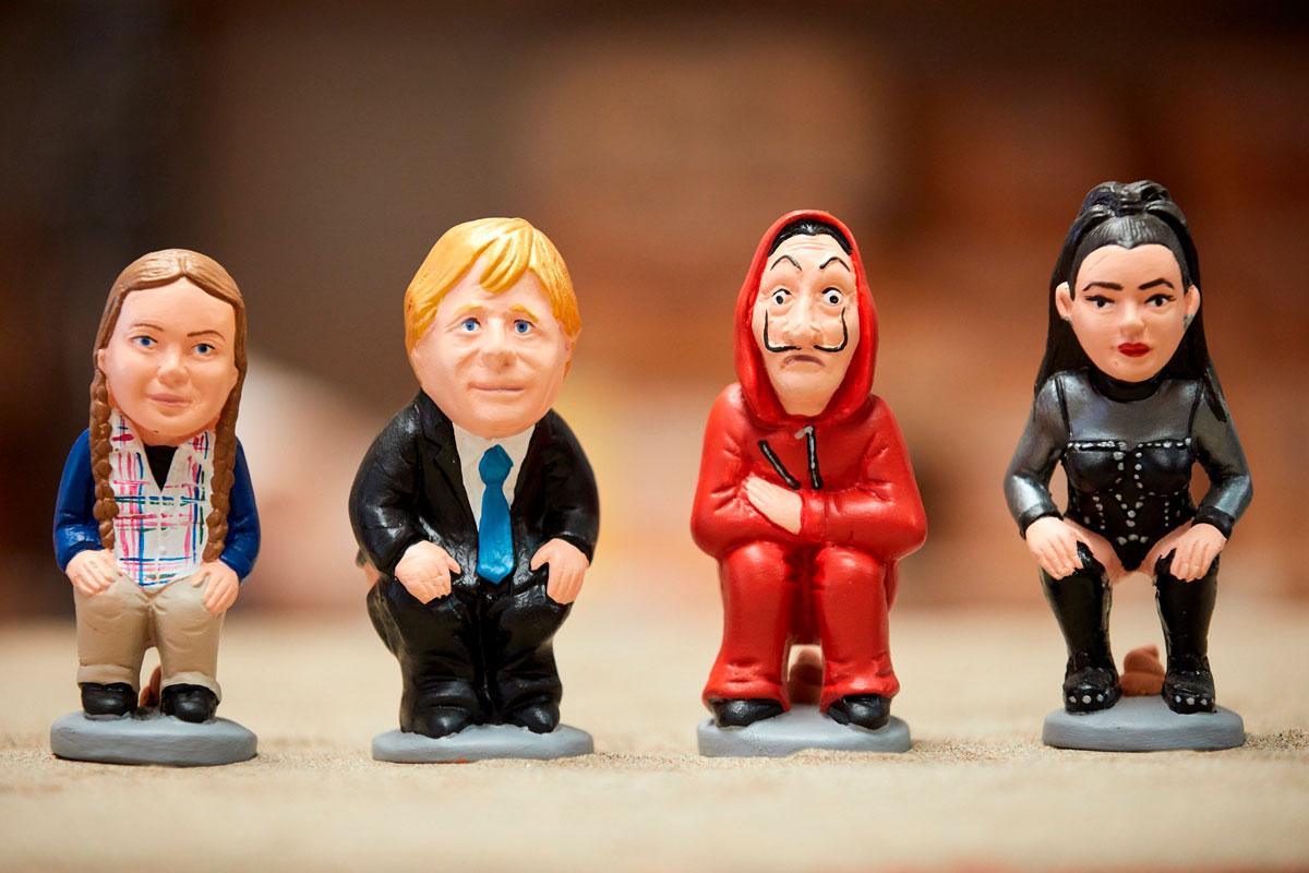 Kakkaaja eli caganer kuuluu perinteisen seimiasetelman henkilögalleriaan. Perinne on saanut alkunsa Kataloniasta, nykyisin se tunnetaan kaikkialla, missä joulutapoihin kuuluu seimiasetelman kokoaminen. Housut nilkoissaan ulostava caganer korostaa Jumalan Pojan syntymistä keskelle inhimillistä todellisuutta kesken aivan kaiken. Nykyisin on tapana, että seimen kakkaajana kuvataan tunnettuja ja arvostettuja hahmoja. Se kuvaa sitä, että seimen ihmeen vierellä kaikki ovat samanarvoisia omine inhimillisine tarpeineen.