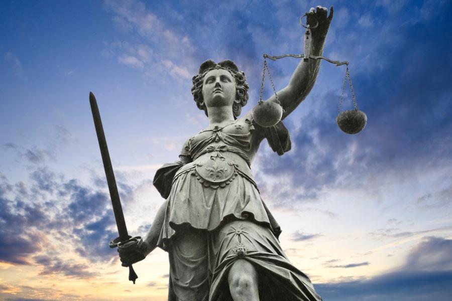 Yksi tunnetuimmista oikeudenmukaisuuden symboleista on Themis, joka oli kreikkalaisessa mytologiassa oikeuden ja järjestyksen jumalatar. Uskontokin on Suomen perustuslaissa ja ihmissoikeussopimuksissa turvattu oikeus. Kuva: Thinkstockphotos