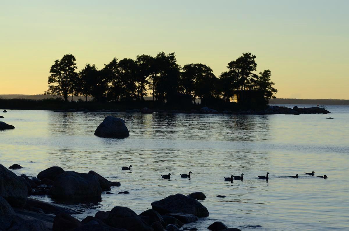 Auringonlaskun aikaan Kaunissaari on nimensä veroinen. Kuva: Jouni Viitala