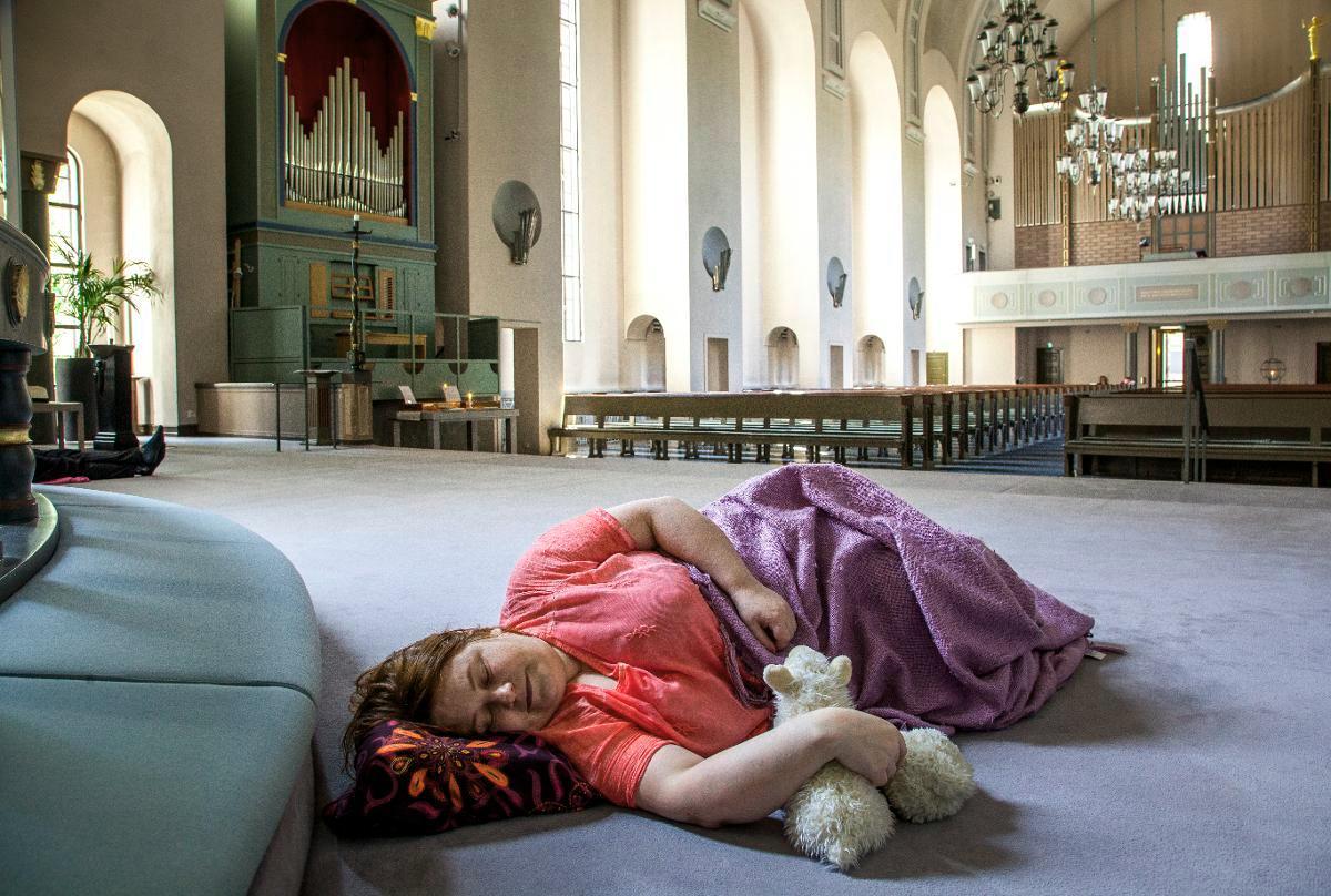 Toimittaja Marjo Hentunen havaitsi kirkon lattian kovaksi, mutta tunnelman rentouttavaksi. Kuva: Sirpa Päivinen