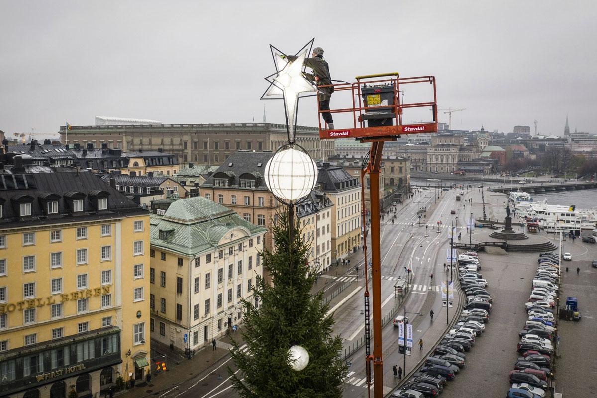 Kuusenpystyttäjä Ola Boden asetteli tähden 35 metriä korkean kuusen latvaan Tukholman Skeppsbronissa ennen ensimmäistä adventtia 2019. 150 vuotta vanhaan kuuseen kiinnitetty tähtikoriste on 3,5 metriä korkea. Sen asettelu vaatii koristelijalta kärsivällisyyttä ja hyvää kuntoa.  Tällaisesta tähdellisestä työtehtävästä on kiittäminen Matteuksen evankeliumia. Sen mukaan joulun tähti johdatti itämaan tietäjät Betlehemiin Jeesuksen seimen luo. Joulun tähti on sinnikäs legenda. Oppineet keskustelevat yhä sen aitoudesta: Olisiko joulun tähti voinut olla planeetan sijaan kirkas komeetta? Vai sepitettiinkö tarina tähdestä korostamaan Jeesuksen syntymän merkitystä? Uuden tähden syttyminen on omiaan kuvastamaan messiaan syntymistä.