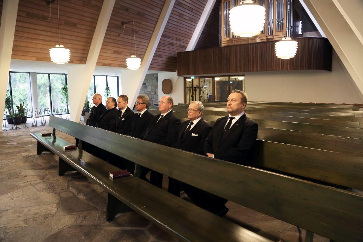 Miehet mustissaan. Veljeskunta Odd Fellow on alkanut veisata yksinäisten vainajien hautajaisissa. Keskellä Juha Saunamäki, oikeassa laidassa Tapio Tolppanen.