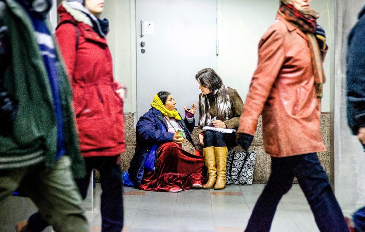 Minna-Sisko Mäkinen ja romanialainen Nicola Popov syövät yhdessä eväitään Asematunnelissa. Kuva: Sirpa Päivinen