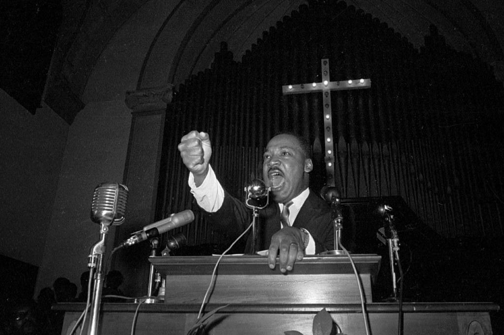 Inspiraationa Paavali. Martin Luther Kingille rotuerottelun vastainen kamppailu oli osa pastorin kutsumusta. Kuvassa baptistipastori ja ihmisoikeusaktivisti valaa uskoa kuulijoihin Alabaman Eutawissa kesäkuussa 1965. Tuolloin oli kulunut vuosi siitä, kun hän oli voittanut Nobelin rauhanpalkinnon. Kuva: AP/Lehtikuva