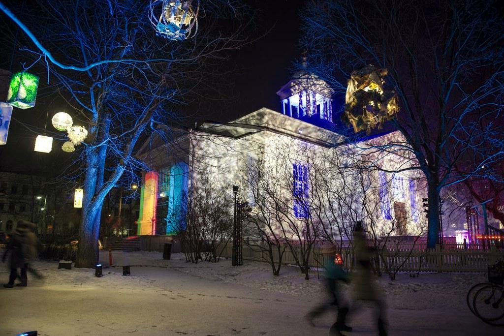 Loistavaa kirkkotaidetta. Vanhakirkko on valaistu näyttävästi.