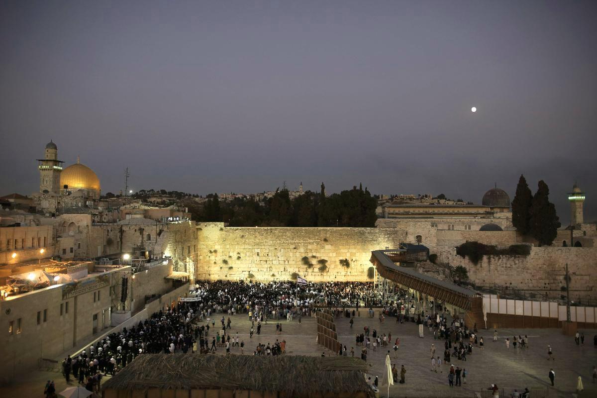 Itkumuurin alimpia kiviä pidetään antiikin aikaiseen Jerusalemin temppeliin kuuluvina osina. Kuva: Menahem Kahana