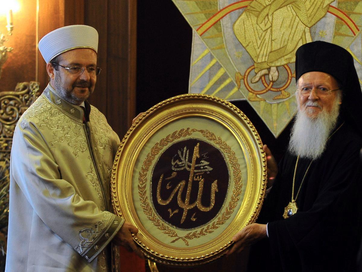 Turkin uskonnollisten asioiden viraston puheenjohtaja Mehmet Görmez ojensi lahjan Konstantinopolin ekumeeniselle patriarkalle Bartolomeokselle vuonna 2012. Turkissa toimii useita kristillisiä kirkkokuntia. Yhdysvaltain keskustiedustelupalvelu CIA:n mukaan kristittyjen ja vähemmistöuskontoihin kuuluvien osuus väestöstä on 0,2 prosenttia. Kuva: LEHTIKUVA / AFP PHOTO / RELIGIONAL AFFAIR OFFICE