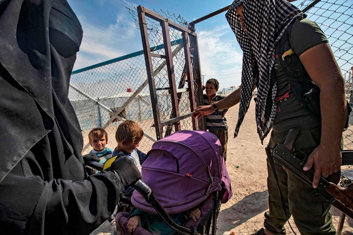 Kurdisotilaat vartioivat al-Holin leirille suljettuja Isis-taistelijoiden omaisia. Heidän joukossaan on tiettävästi Suomen kansalaisia, yksitoista äitiä ja noin 30 lasta.