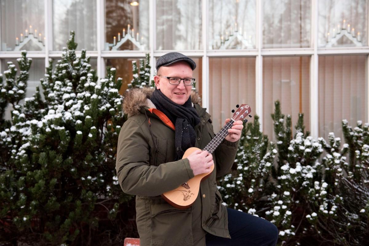 Tommi Matinlassi rämpytteli ensin itsekseen kotona. Ukulelekurssi löytyi Rekolan kirkolta.