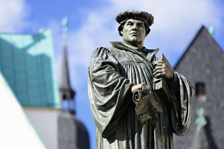 Uskonpuhdistaja Martti Lutherin (1483–1546) kielenkäyttö oli välillä erittäin rajua. Lutherin tiukkailmeinen patsas Eislebenissä kuvaa sitä ankaruutta, jolla hän teksteissään ja puheissaan saattoi kohtella vastustajiaan, juutalaisia tai vaikkapa naisia. Kuva: Thinkstock