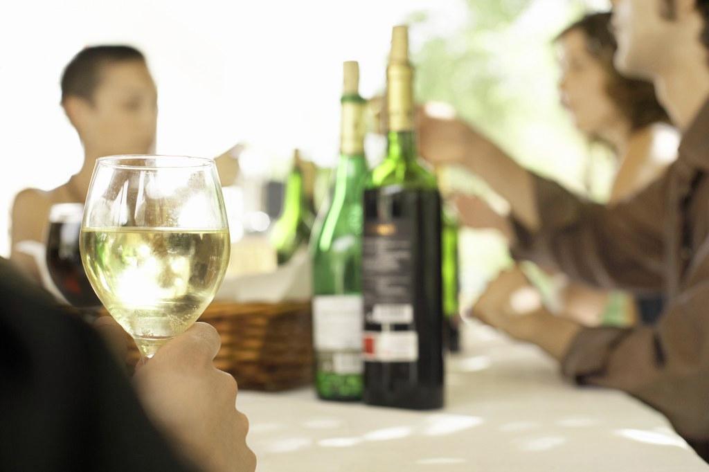 Mikä on kohtuullista? Toiselle alkoholi aiheuttaa vaikeuksia tai tuskaa vähemmälläkin juomisella. AA:han liittyjiltä ei udella juomamääriä.
