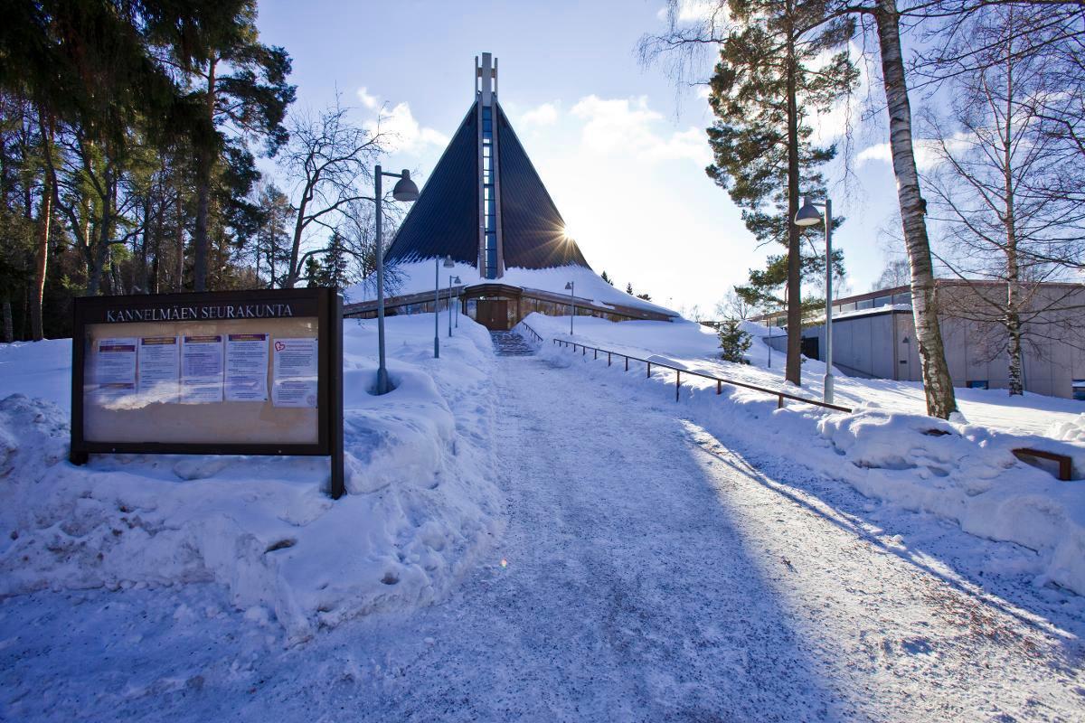 Kannelmäen kirkko edustaa tyylipuhtaimmillaan 1960-luvun betonirakentamista. Kuva: Esko Jämsä