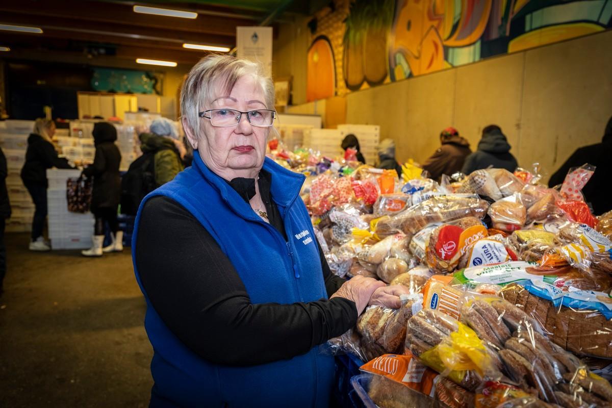 Toiminnanjohtaja Sinikka Backmanin mukaan leipäjonon kävijämäärä on lisääntynyt ja jaettavat tavarat vähentyneet.