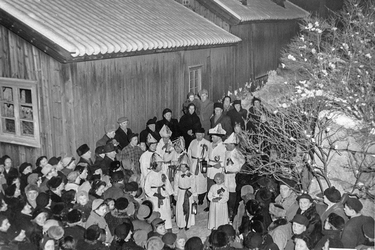 Tapanin laulajaiset Turun Luostarinkorttelissa vuonna 1955.