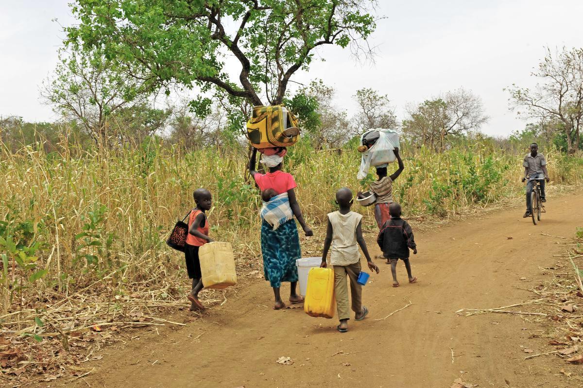 Pakolaiset ovat yleensä kävelleet päiviä ennen kuin pääsevät ylittämään Etelä-Sudanin ja Ugandan välisen rajan.
