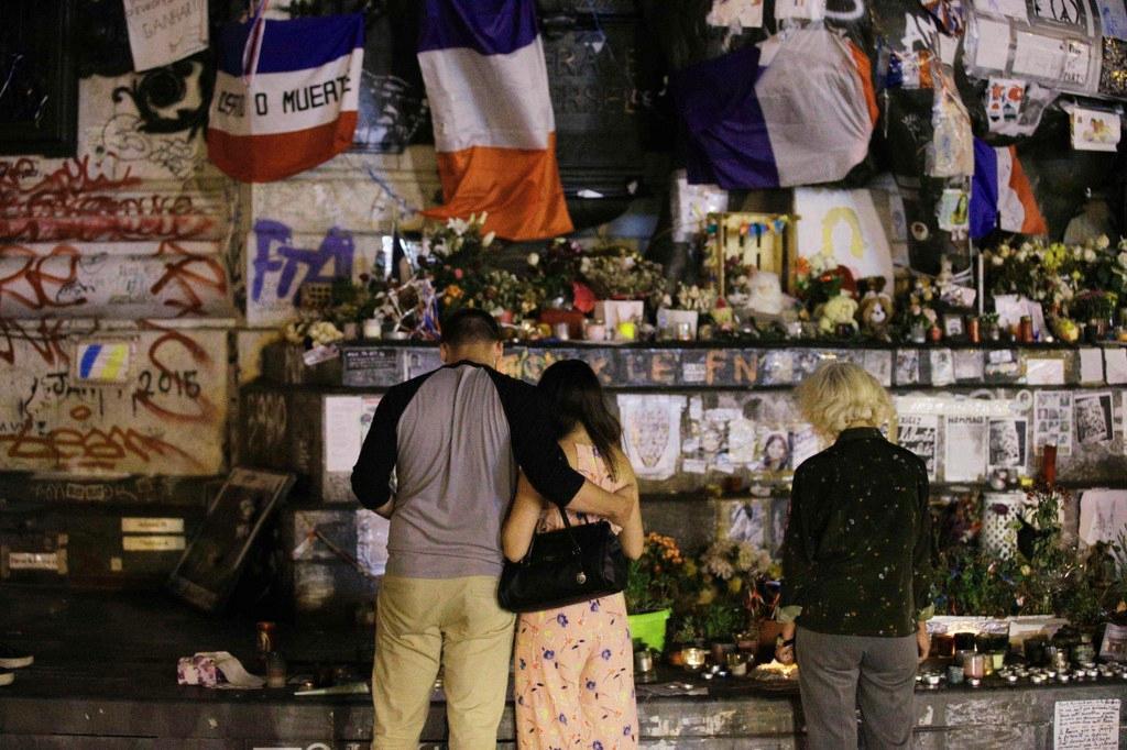 Pariisissa ihmiset surivat eilen St Etienne-Du-Rouvray'n kirkkoon tehdyssä iskussa kuollutta pappia. Myös sosiaalisessa mediassa ihmiset osoittivat suruaan ja myötätuntoaan. Kuva: Geofforoy Van Der Hasselt/Lehtikuva/AFP.