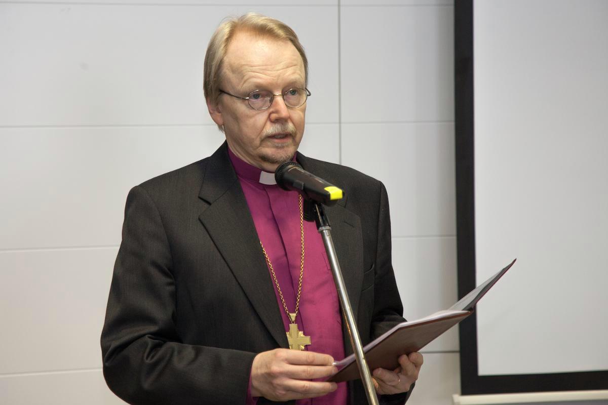 Arkkipiispa Kari Mäkinen sai Otto A. Malmin lahjoitusrahaston Kompassiruusu-palkinnon.