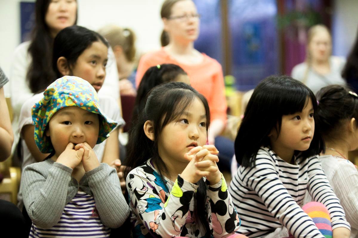 Zihan, Zi Qi ja Milia osallistuivat iltaperhekerhoon Suvelan kappelilla. Kuva: Liisa Huima