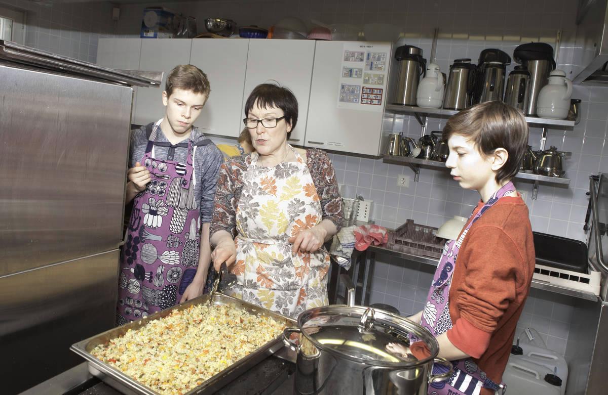 Teemu Immonen ja Jami Lindfors olivat valmistelemassa hävikkilounasta emäntä Pirkko Dimitrijeffin kanssa. Kuva: Paula Lehto.