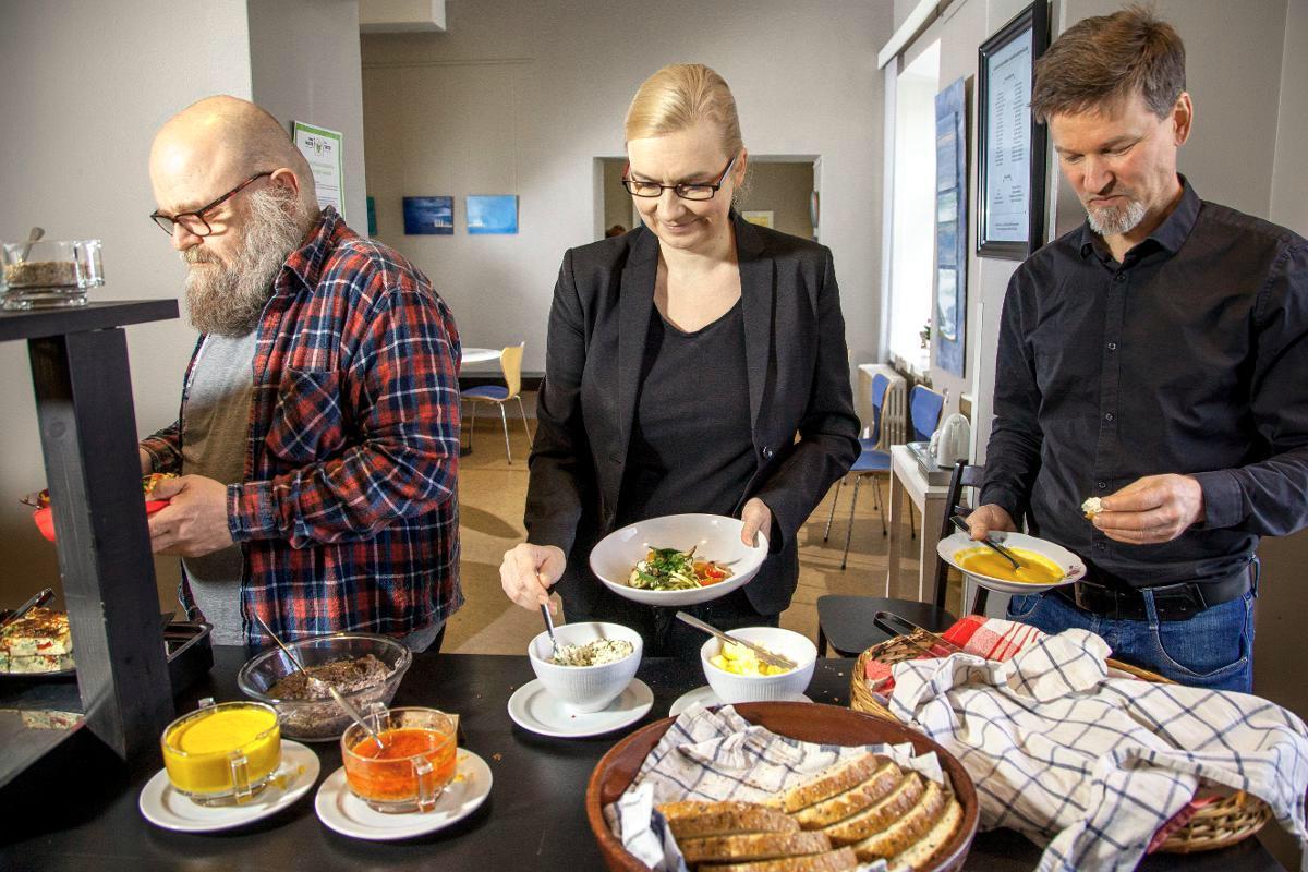 Ismael (vas.) hakee lounaansa päivittäin hävikkiruokaravintola Loopista. Hankepäällikkö Johanna Kohvakka ja ravintolapäällikkö Jarkko Myllykangas muistuttavat, että yhden ylijäämä on toisen raaka-aine.