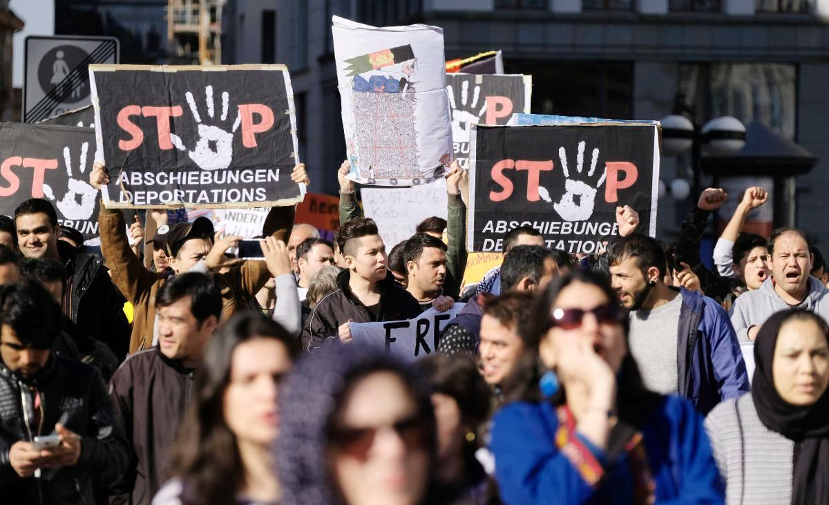 Leipzigissa Saksassa mielenosoittajat vastustivat afganistanilaisten turvapaikanhakijoiden pakkopalautuksia.