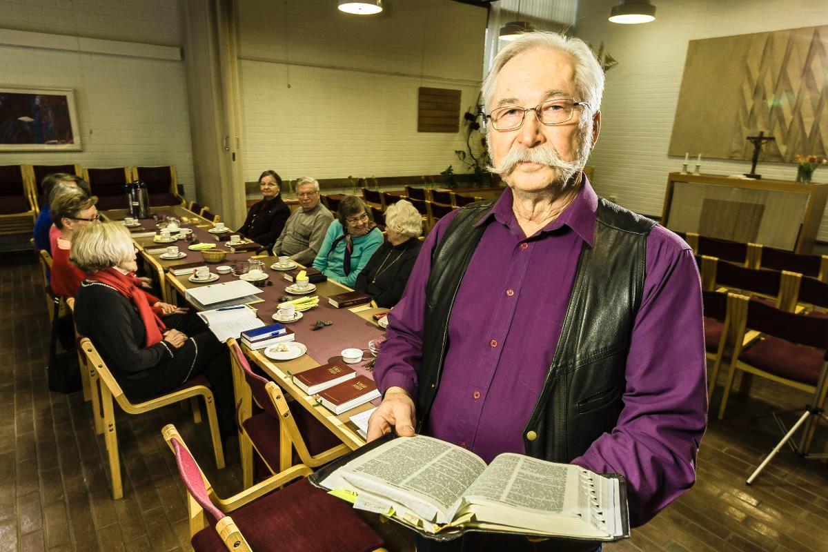 Suvelassa asuva Pentti Laukkanen puhui Raamatusta seurakunnan eläkeläisten kerhossa. Kuva: Jukka Granstrom