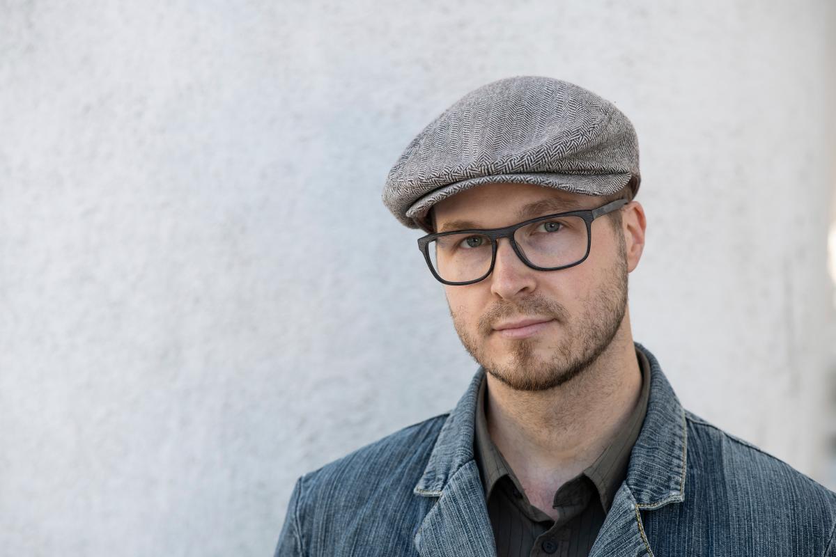 Miikka Niiranen on koulutukseltaan diplomi-insinööri. Hän tekee parhaillaan väitöskirjaa filosofian, teologian ja luonnontieteen kytköksistä fyysikko James Clerk Maxwellin ajattelussa. Kuva: Sakari Röyskö
