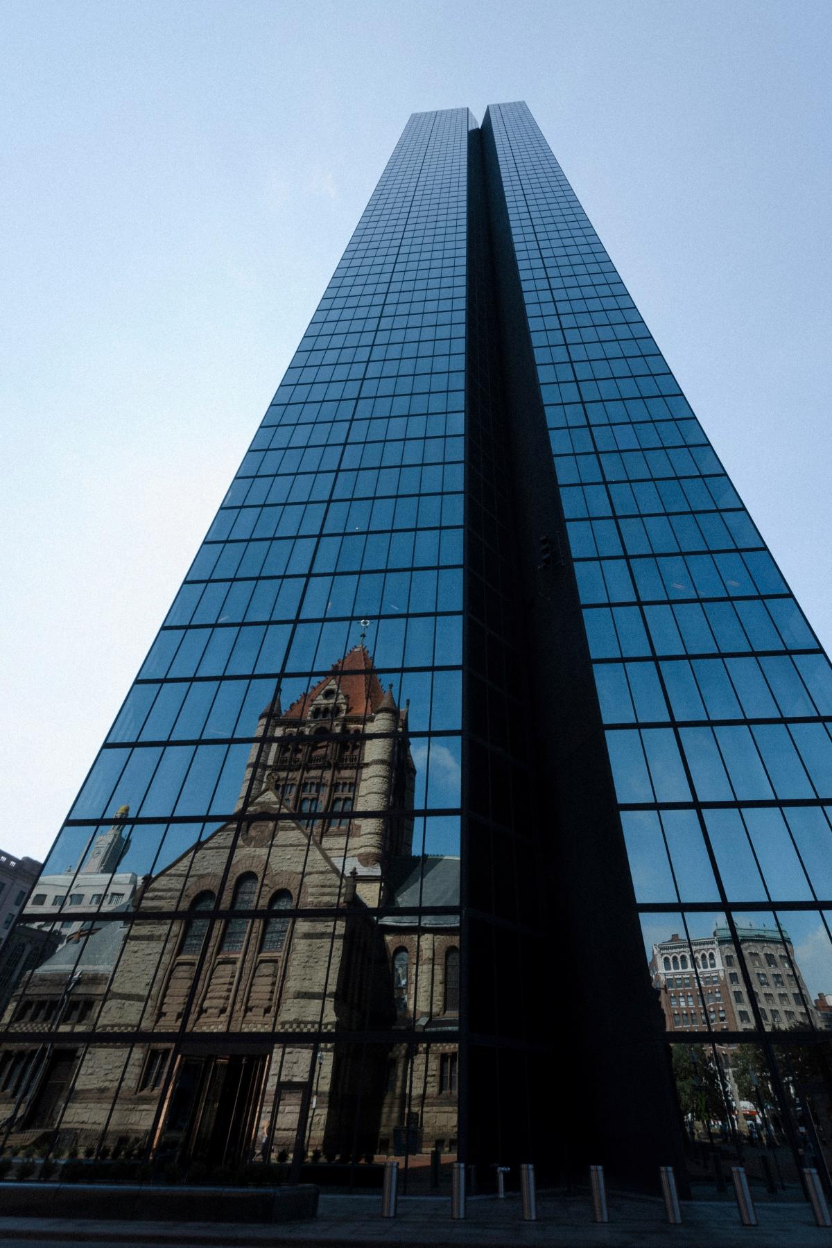 Episkopaalinen Kolminaisuuden kirkko heijastuu tornitalon lasiseinästä Bostonissa Yhdysvalloissa. Vuonna 2016 74 prosenttia yhdysvaltalaisista määritteli itsensä kristityksi. Kuva: Kelly Sikkema