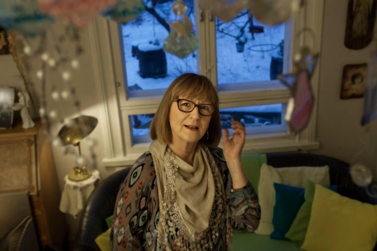 Heli Kolho, 67, on kuvannut enkelihahmoja. Kuva: Saara Vuorjoki
